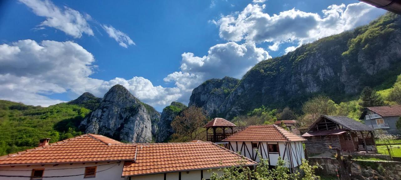 Golemi Kamik Pirot Vlasi Esterno foto
