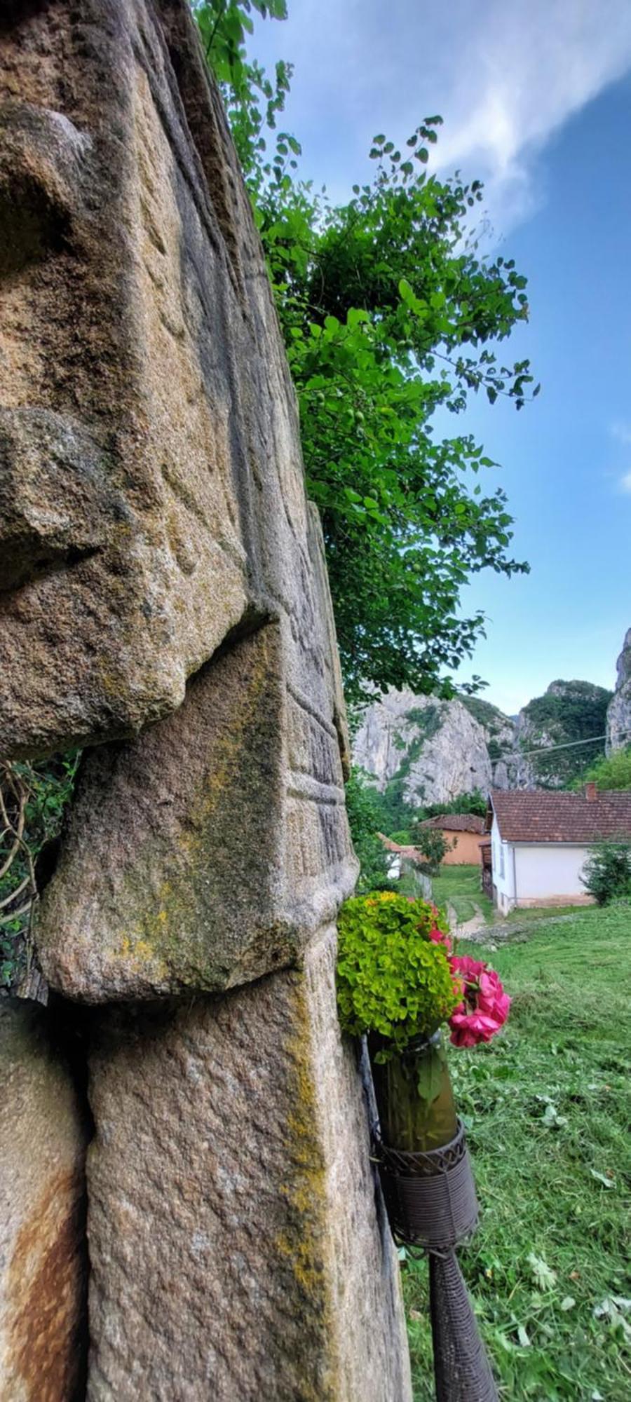 Golemi Kamik Pirot Vlasi Esterno foto